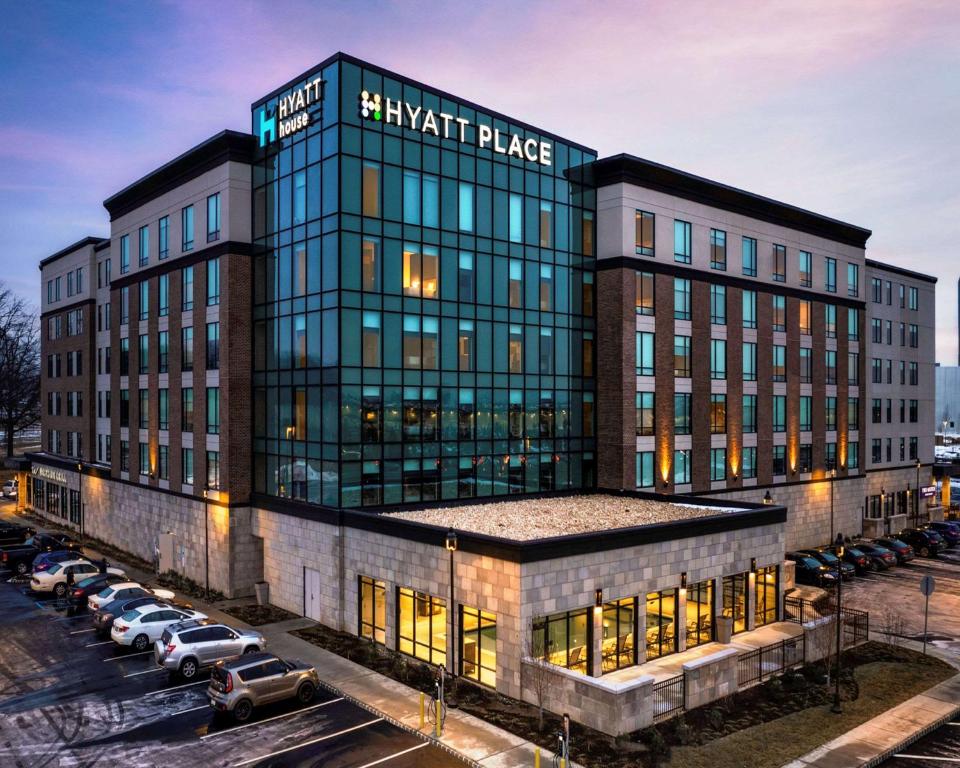 艾伦镇Hyatt Place Allentown - Lehigh Valley的停车场内停放汽车的大型建筑