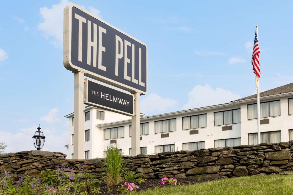 米德尔敦The Pell, Part of JdV by Hyatt的酒店大楼前的标志