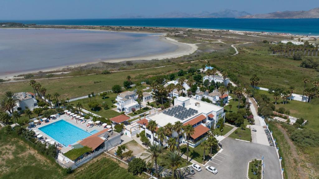 蒂加基蒂加基之星酒店的享有带游泳池和海滩的度假村的空中景致