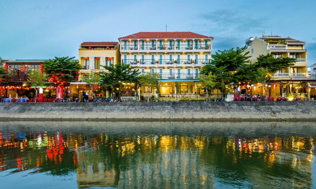 会安Lantana Boutique Hoi An Hotel的一群靠近水体的建筑物