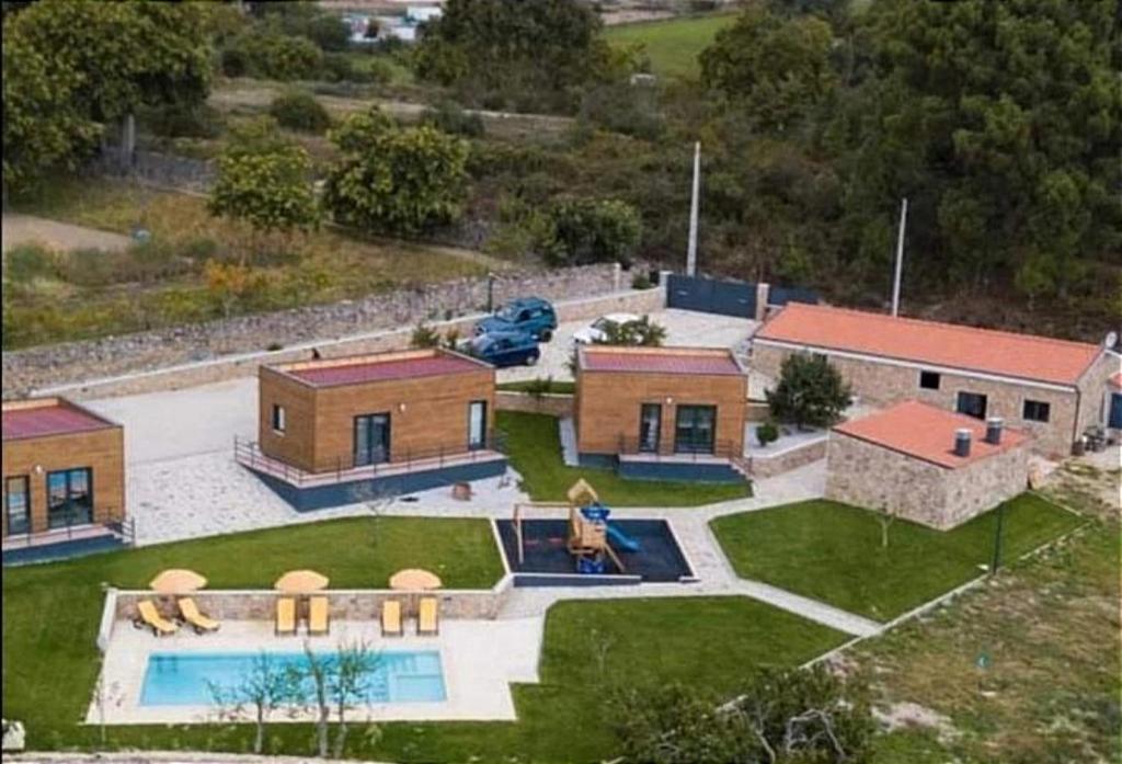 特兰科苏Trancoso Ecohouse的享有带游泳池的房屋的空中景致