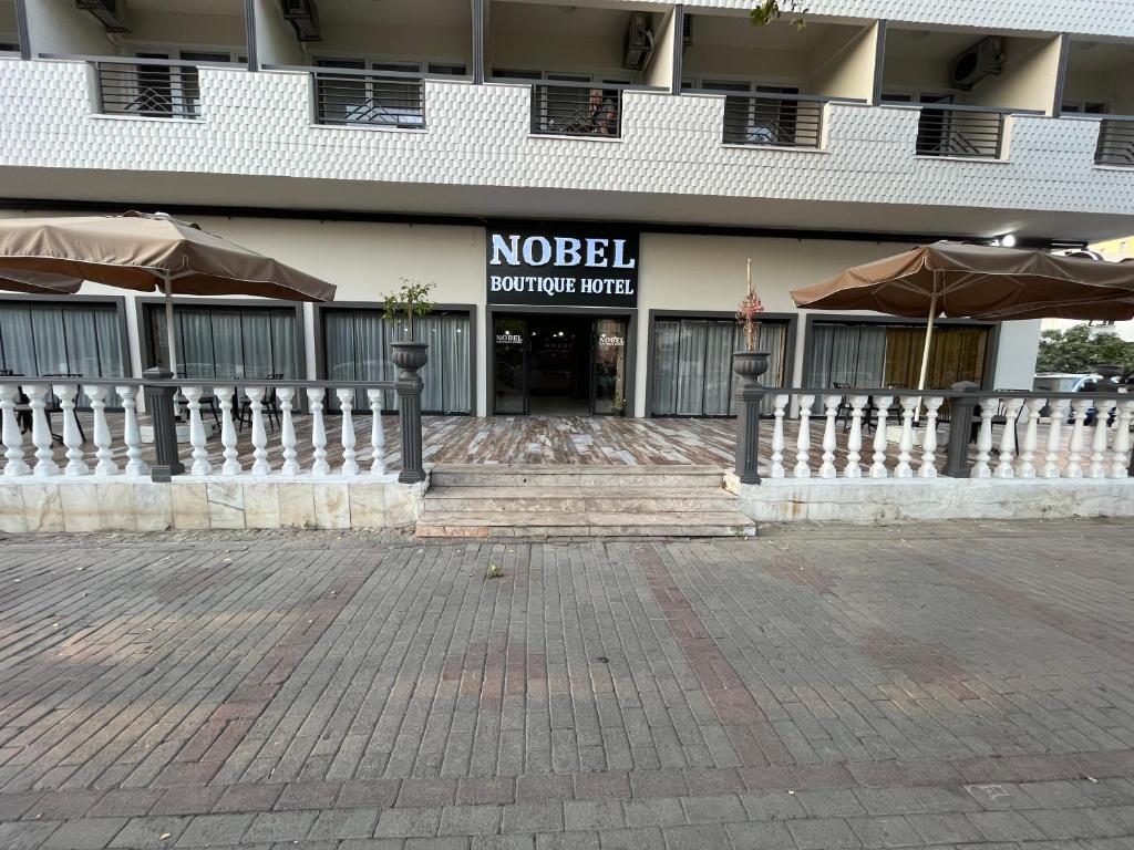 塞尔丘克Nobel Boutique Hotel的一座建筑,里面有一个带雨伞的购物中心