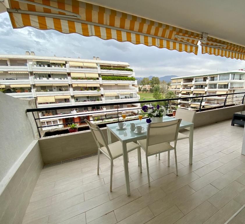 马贝拉Apartamento con vistas y terraza en Guadalmina Marbella的阳台配有桌椅,设有建筑