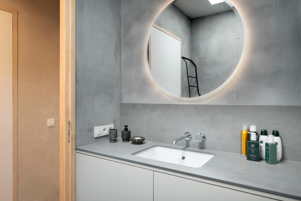 奥德海文利Nuit Blanche的一间带水槽和镜子的浴室