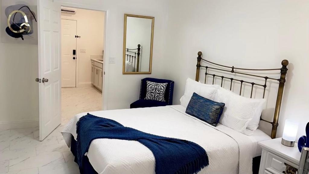 拉斯维加斯Guest House , 5 min away from LAS Airport.的一间卧室配有一张带蓝白色枕头的大床