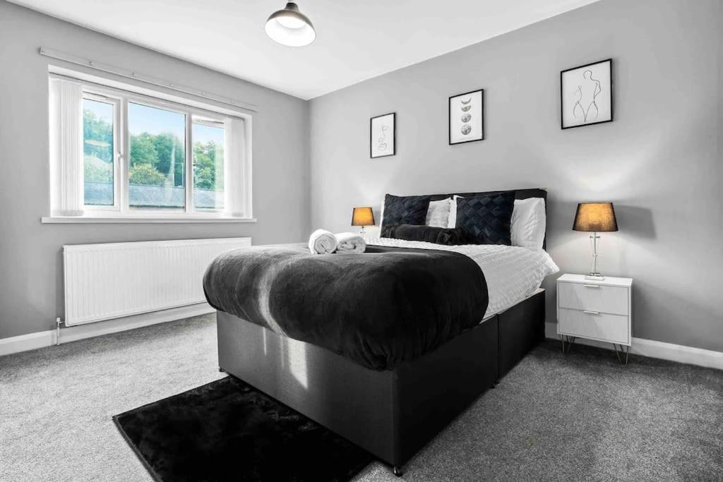 伯明翰Showcase Estates的一间卧室设有一张大床和一个窗户。