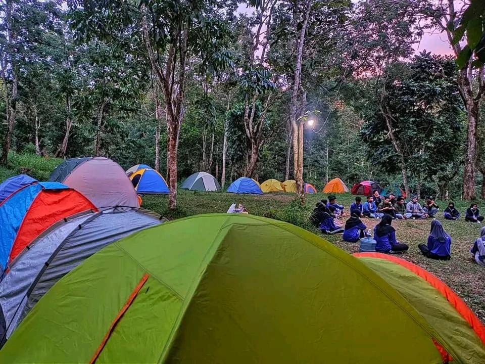 特特巴图Joben Eco Park的一群人坐在帐篷周围