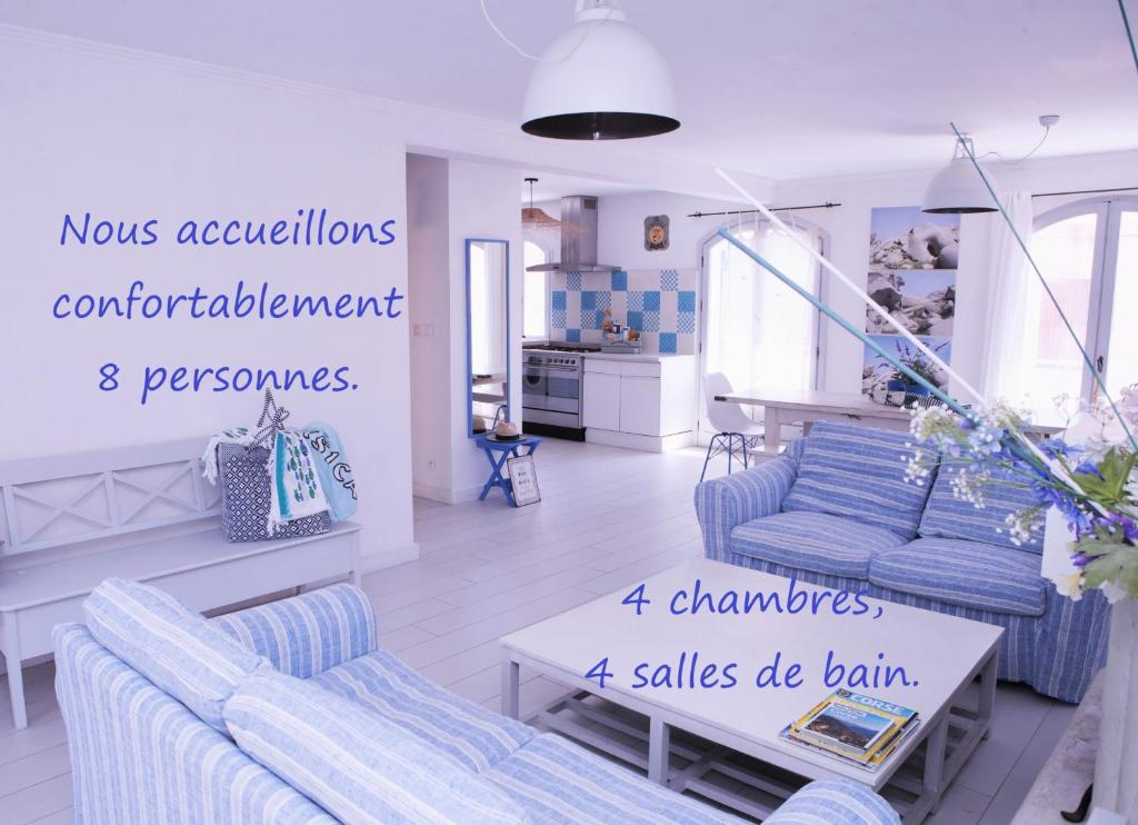 卡尔维Les galets bleus de Calvi的客厅配有两张沙发和一张桌子