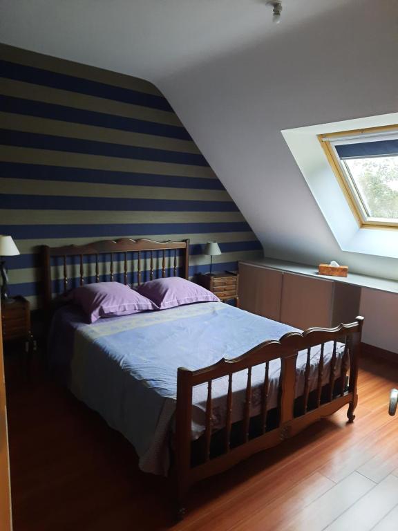 GovenChambre à louer的一间卧室配有一张带紫色枕头的木床