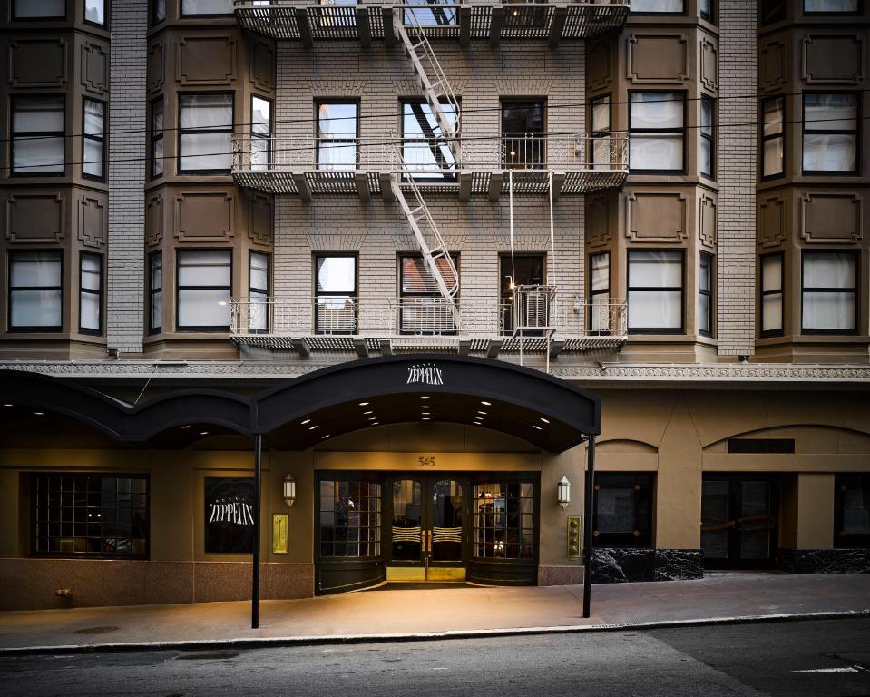 旧金山Hotel Zeppelin San Francisco的建筑物的一侧有火坑