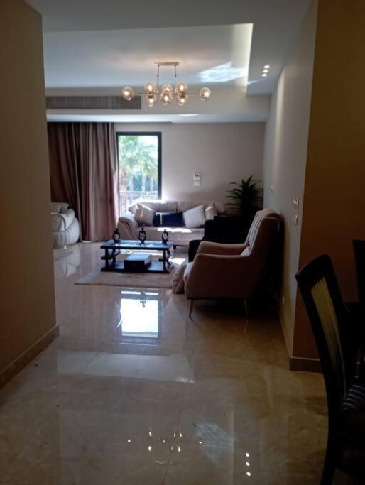Sheikh Zayedبيفرلي هيلز ويست تاون الشيخ زايد的客厅配有沙发和桌子