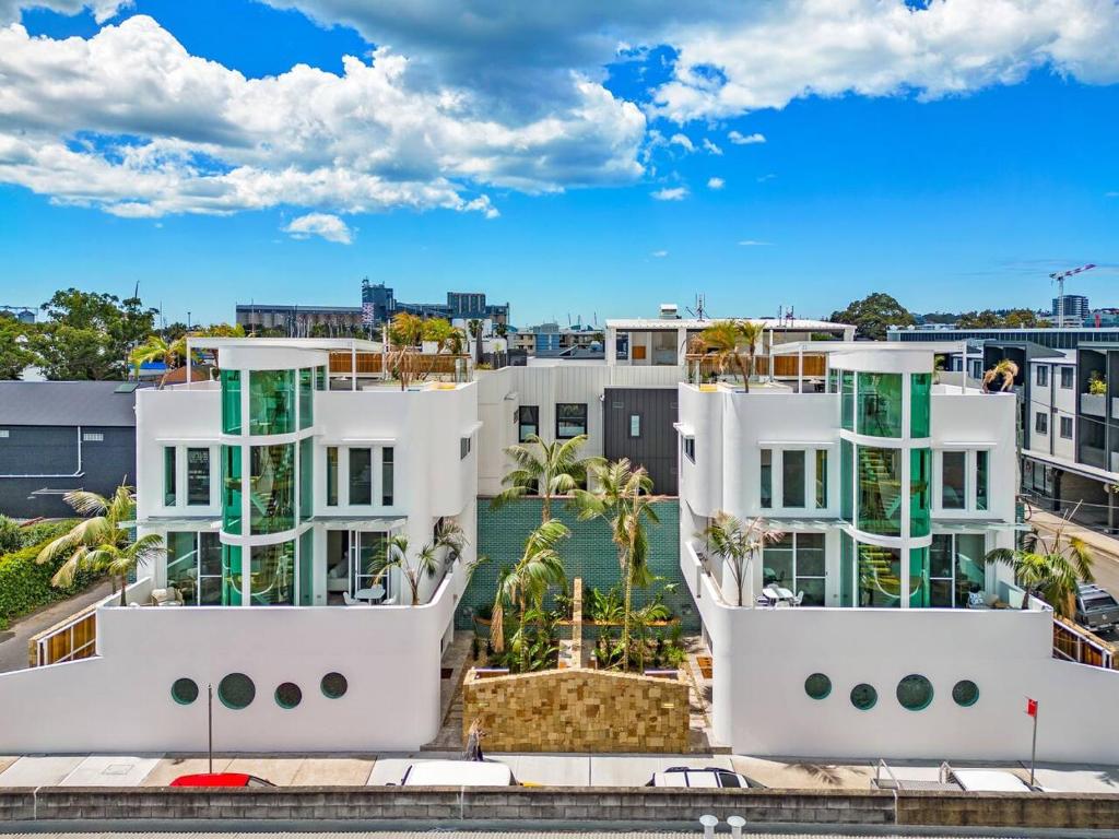 WickhamThe Urban Resort - A Mediterranean-style Group Haven across Two Homes的城市两座白色建筑的正面景色