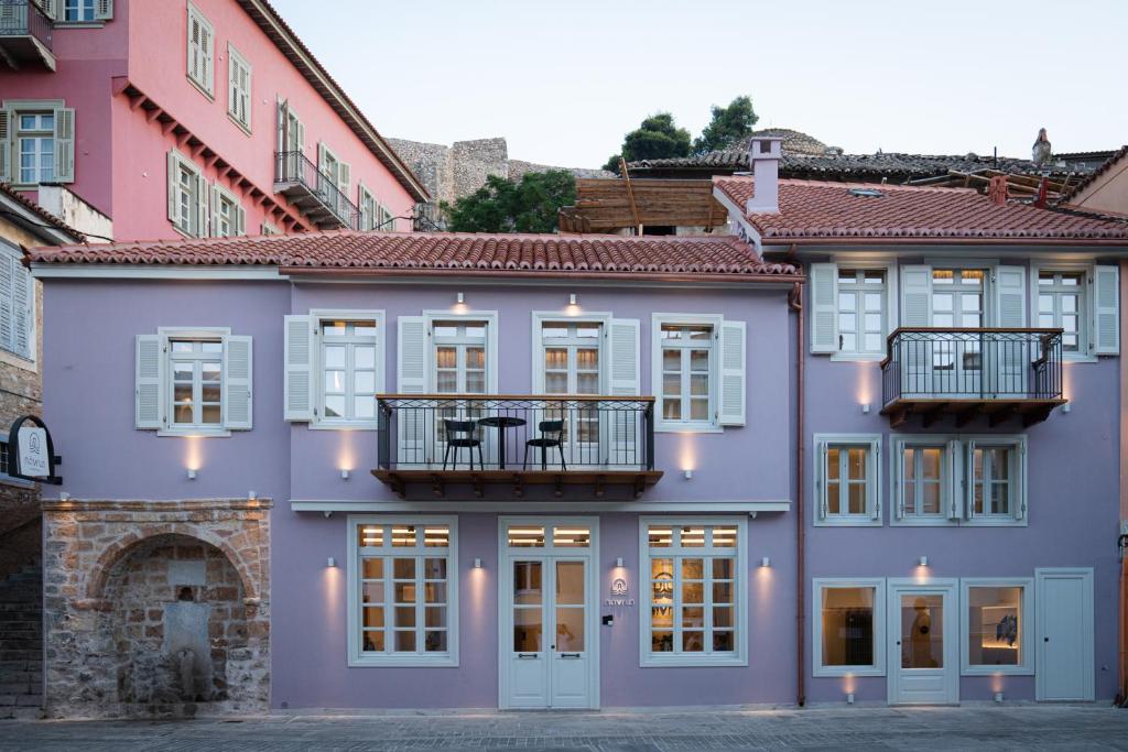 纳夫普利翁Navria by Aetoma的紫色的建筑,上面设有阳台