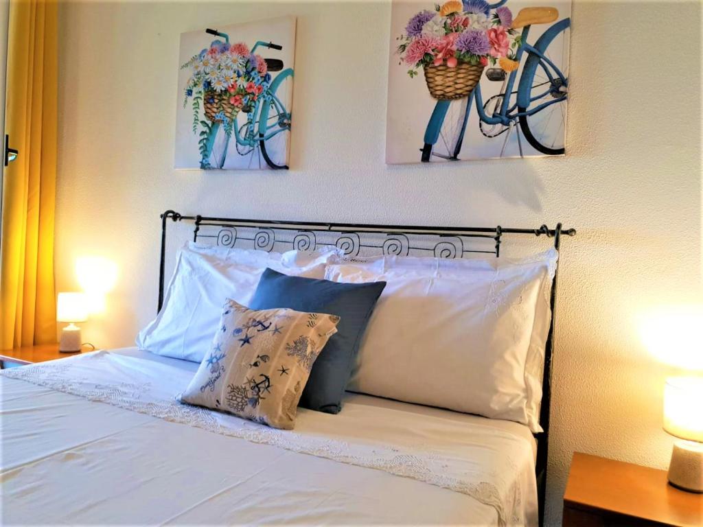 卡萨尔扎利古雷Casa Cristina 2C - Private Free Parking, Wi-Fi的卧室配有一张墙上鲜花的床