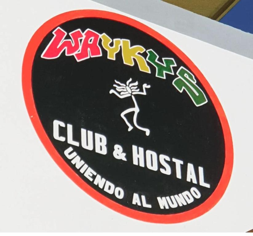 科帕卡巴纳Wayky's Club and Hostal的俱乐部和旅舍的标志