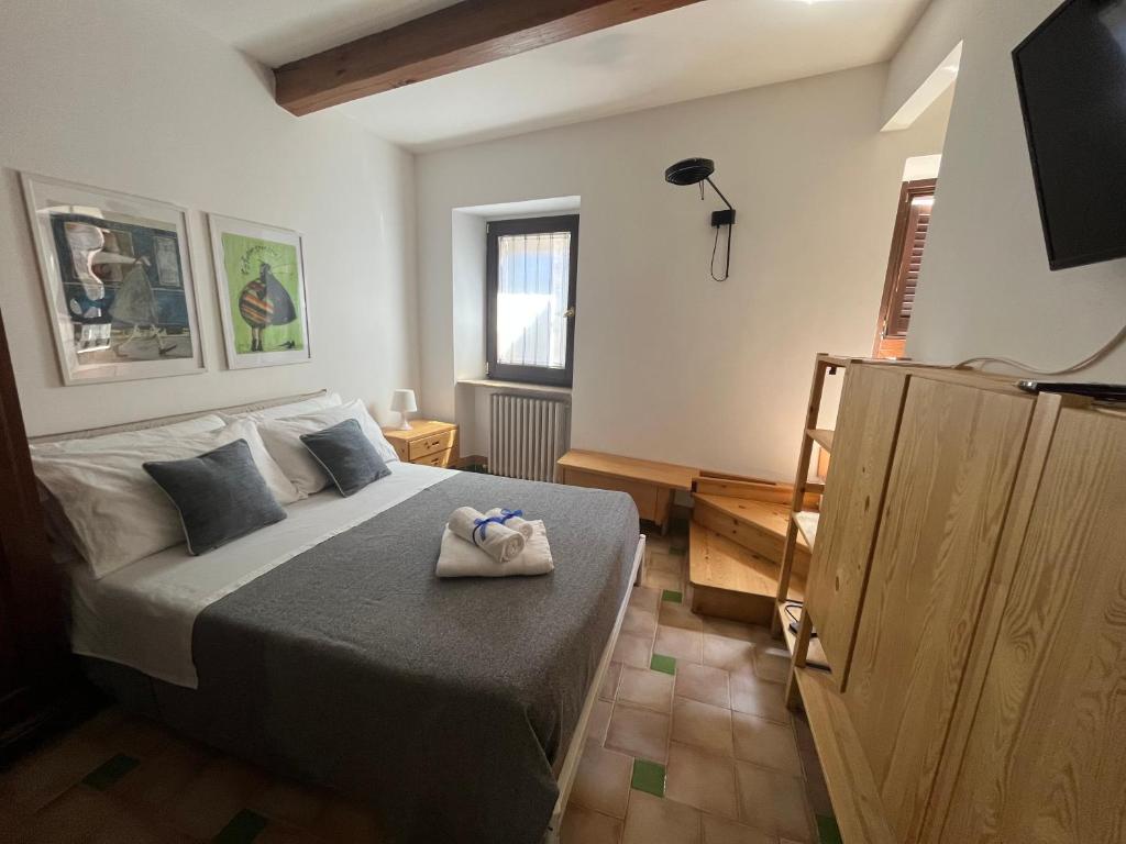 马切拉塔Maison Sferisterio的一间卧室配有一张床,床上有毛巾