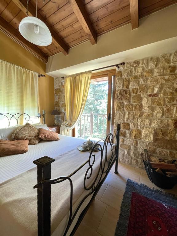 塞尼梅西奇卡罗Mountain View的一间卧室设有一张床和石墙