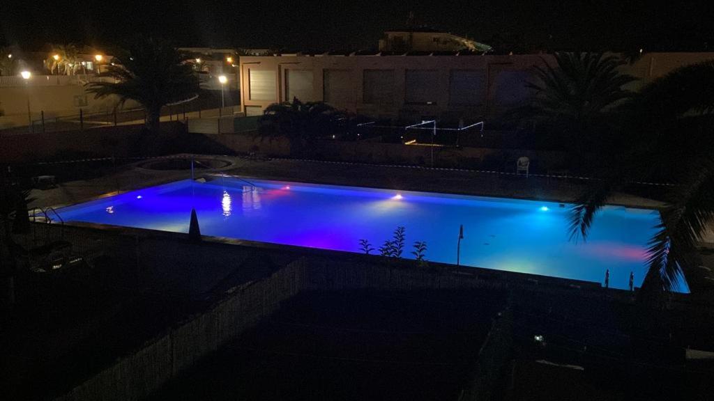 科斯塔德安提瓜Villa Costa Antigua的夜间大型游泳池,灯光蓝色