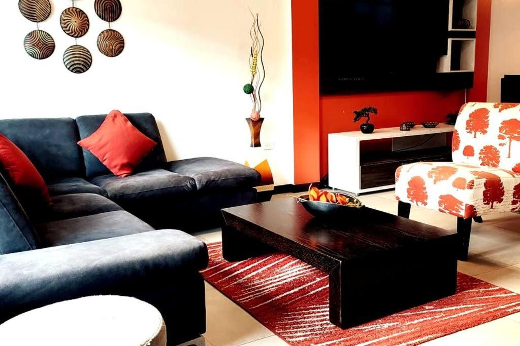 洛哈Bonita casa en sector residencial al norte de Loja的客厅配有两张沙发和一张咖啡桌
