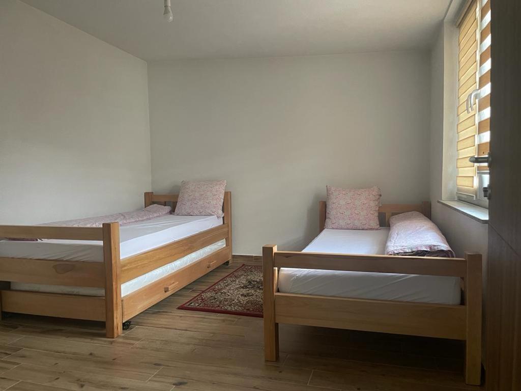 BogëVilla Giti的带窗户的客房内设有两张单人床。