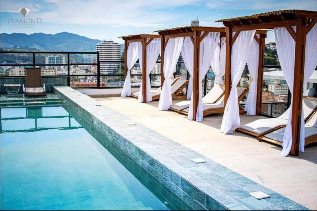 圣洛伦索Flat lindo com piscina e linda vista da cidade的酒店游泳池享有城市美景