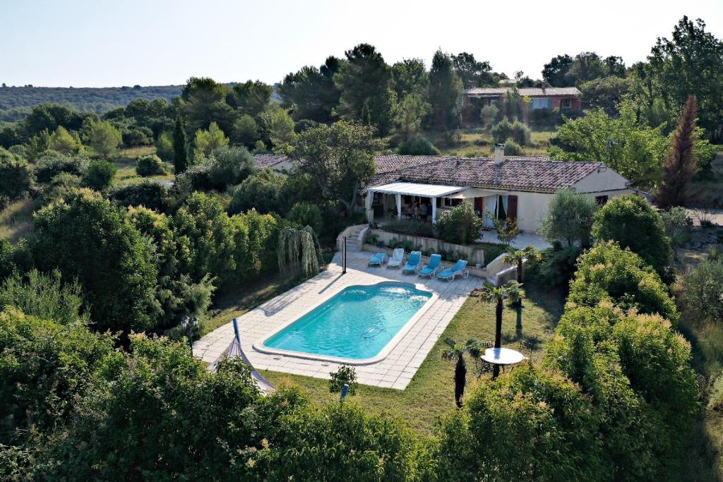 BaudinardLa Farigoule (Chambres d'Hôtes)的享有带游泳池的房屋的空中景致