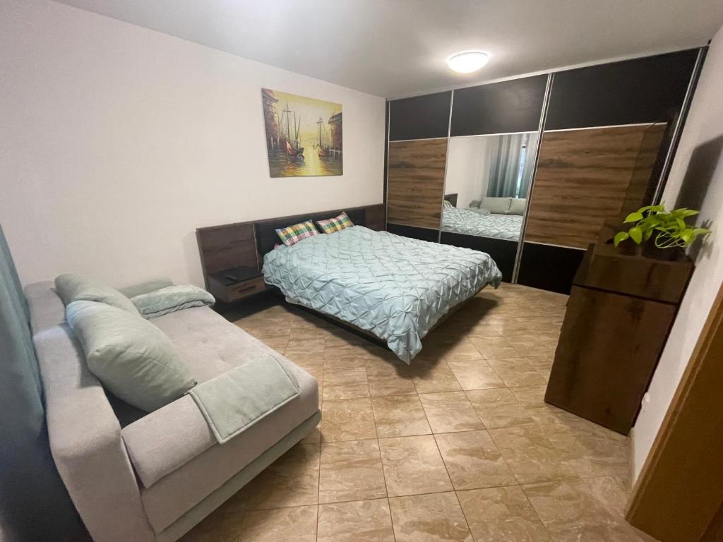 布热茨拉夫Apartmán Pohoda的一间卧室配有一张床和一张沙发