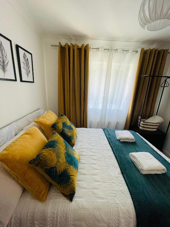 PortchesterSimple Stay-Double Room Escape with Modern Luxury的一间卧室配有一张大床,提供黄色和蓝色的枕头