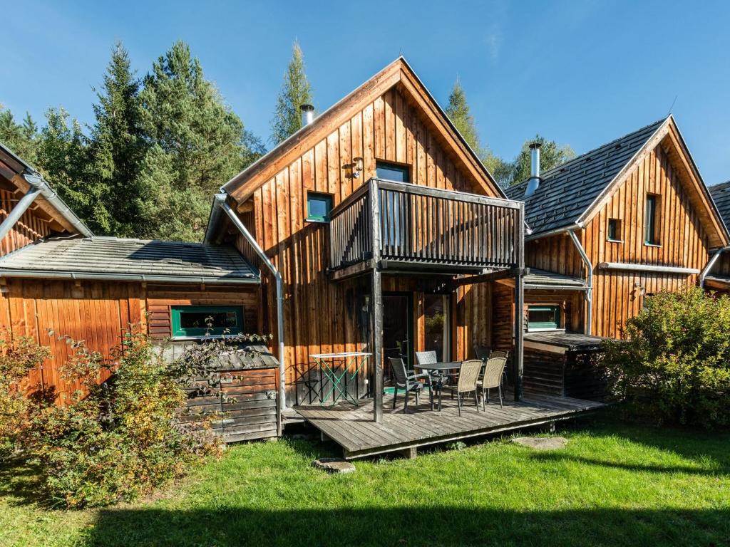 穆劳附近圣洛伦岑Spacious Chalet near Ski Area in Sankt Georgen ob Murau的大型小木屋,设有甲板和房屋