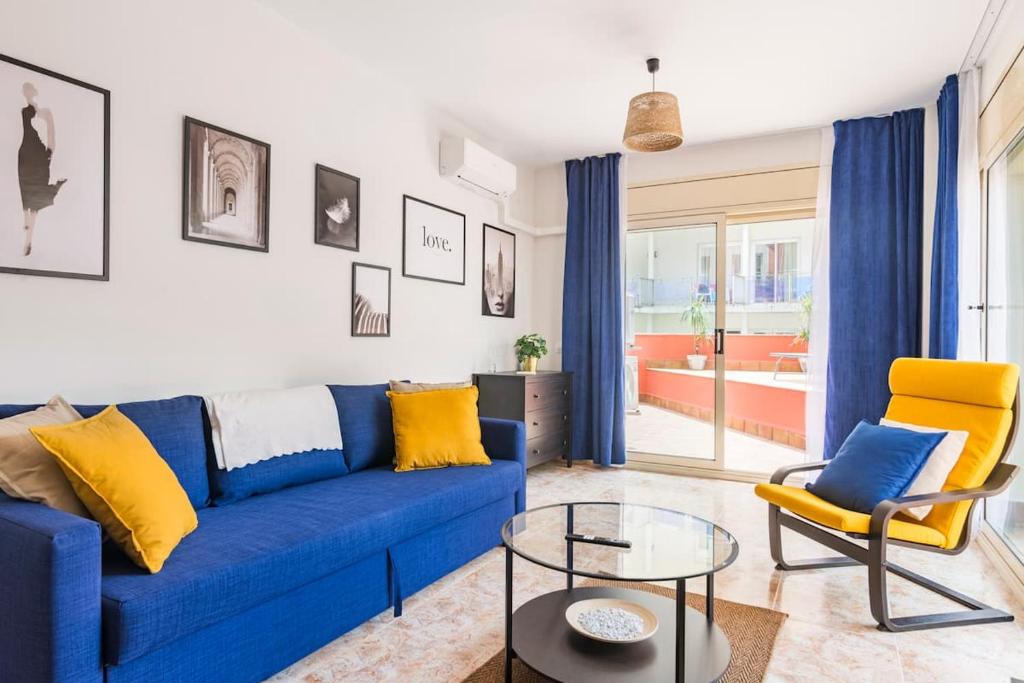 罗列特海岸Grand Apartament Lloret的客厅配有蓝色的沙发和黄色的椅子