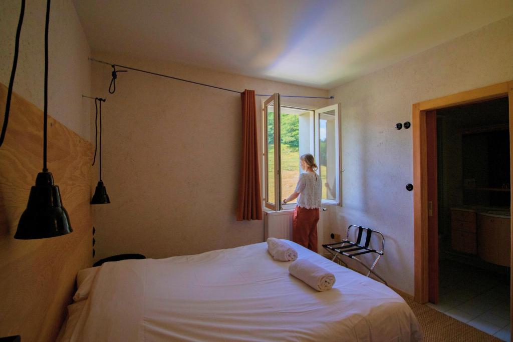鲁瓦扬地区圣让Hostel Quartier Libre的一位女士从卧室的窗户望出去