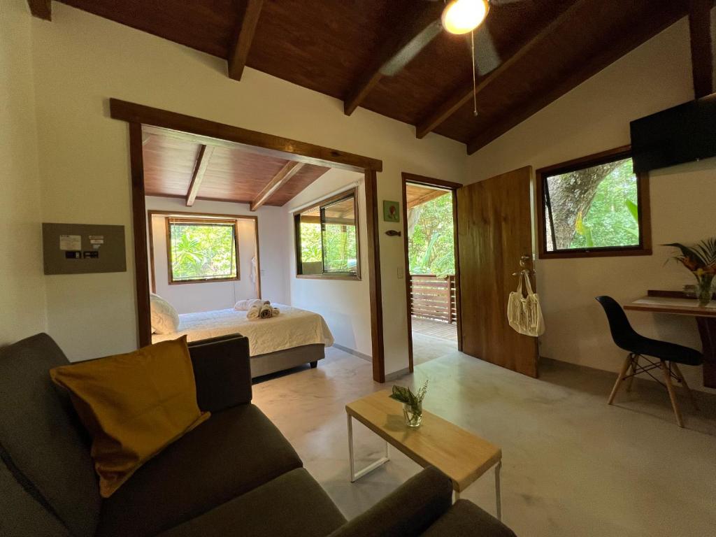 CabuyaFeeling Trees Jungle Lodge的客厅配有床和沙发