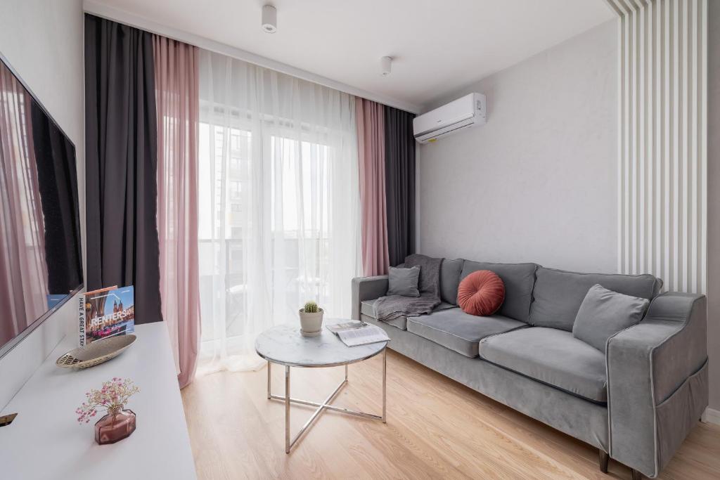 克拉科夫Vetulaniego Apartment with Air Conditioning & Parking by Renters Prestige的客厅配有灰色的沙发和桌子