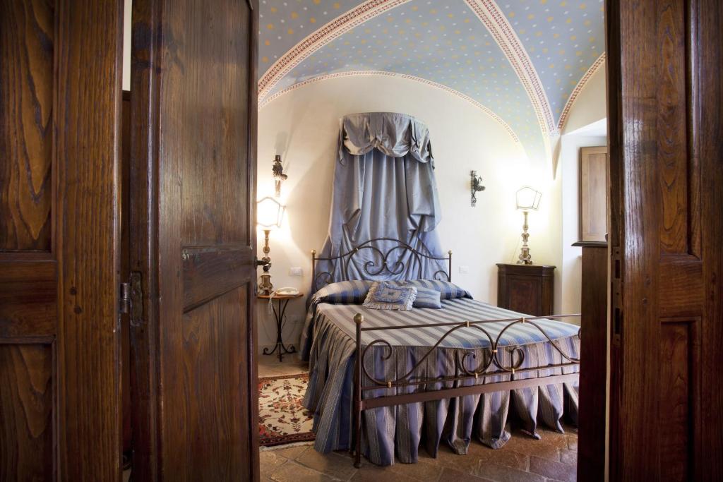 阿西西德波卡圣克里斯皮诺住宅酒店的一间卧室配有一张带天蓬的床