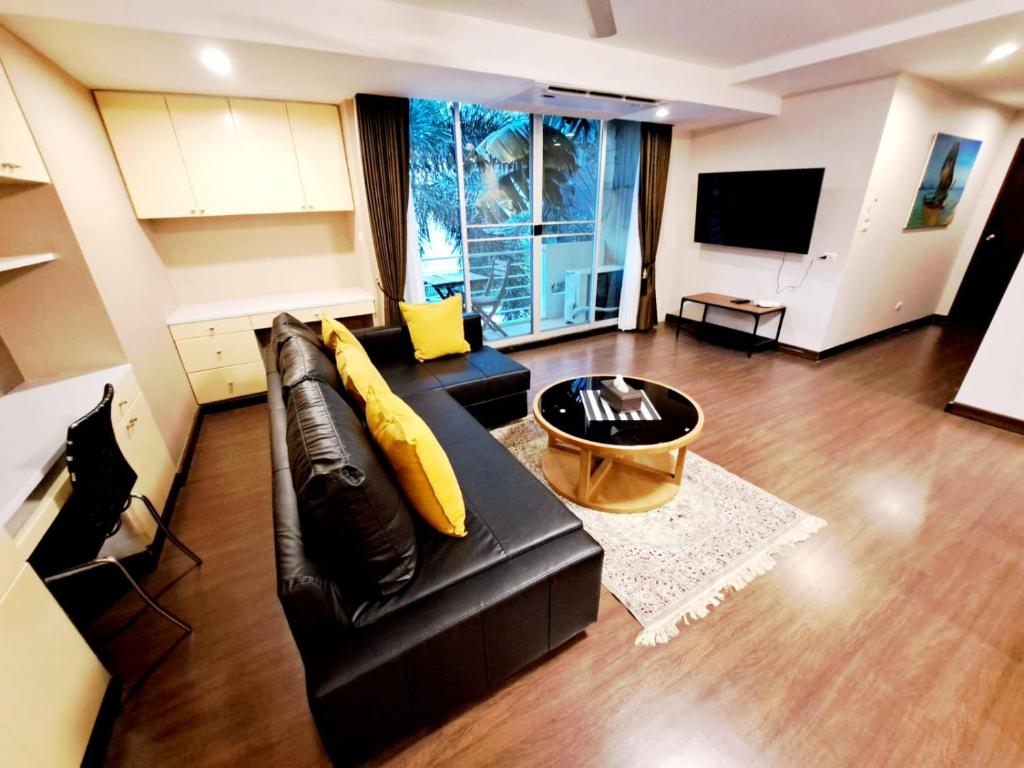 Bang KapiBangkok Downtown 2bedrooms3bth Near Asoke Btsmrt No1的客厅配有黑色沙发和电视