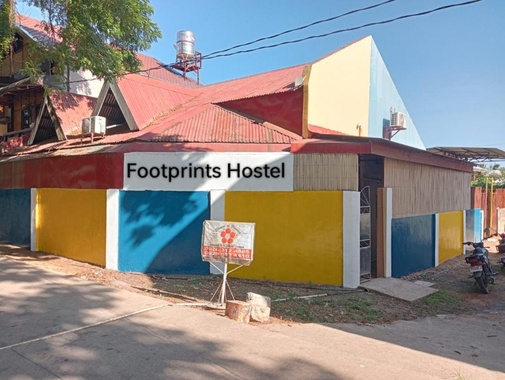 科隆Footprints Hostel的带有印迹的标志的建筑