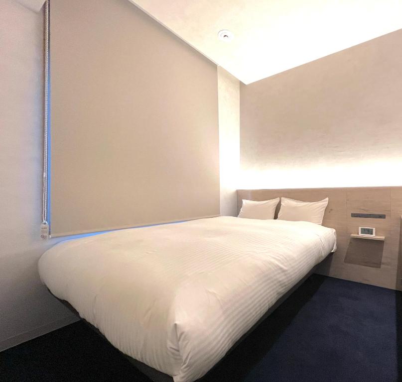 京都ABiz hotel的小房间一张大白色的床