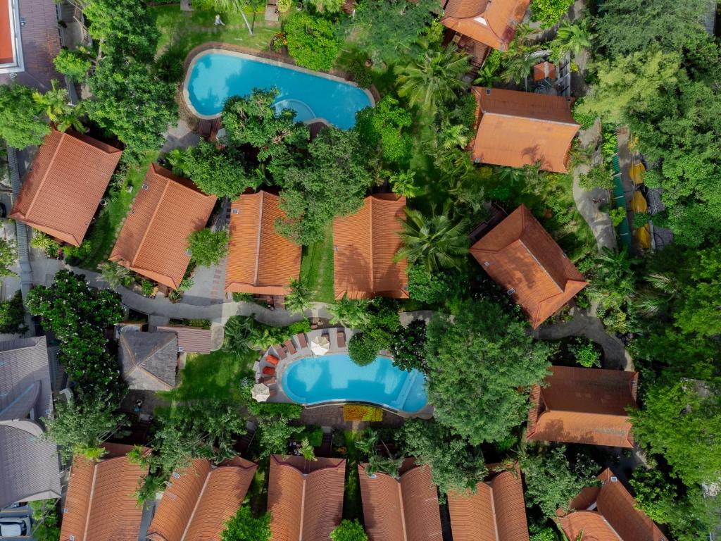 华欣班東考度假村 的享有房屋和游泳池的顶部景致
