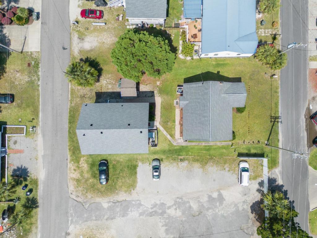 默特尔比奇Beachy Keen, North Myrtle Beach beach single-family house, 150 feet to ocean! Pets welcome!的车停在院子的房子的顶部景色