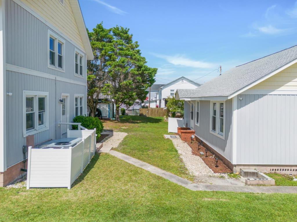 默特尔比奇Beachy Keen, North Myrtle Beach beach single-family house, 150 feet to ocean! Pets welcome!的院子中的一排房子