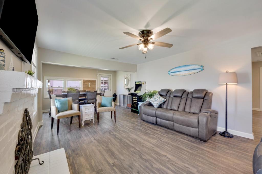 Beachy Keen, North Myrtle Beach beach single-family house, 150 feet to ocean! Pets welcome!的休息区