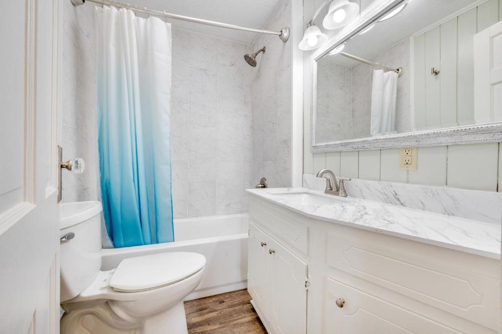 Beachy Keen, North Myrtle Beach beach single-family house, 150 feet to ocean! Pets welcome!的一间浴室