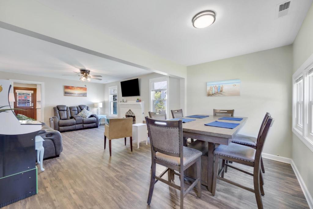 默特尔比奇Beachy Keen, North Myrtle Beach beach single-family house, 150 feet to ocean! Pets welcome!的一间带桌椅的餐厅和客厅