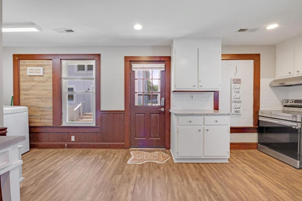 Beachy Keen, North Myrtle Beach beach single-family house, 150 feet to ocean! Pets welcome!的厨房或小厨房