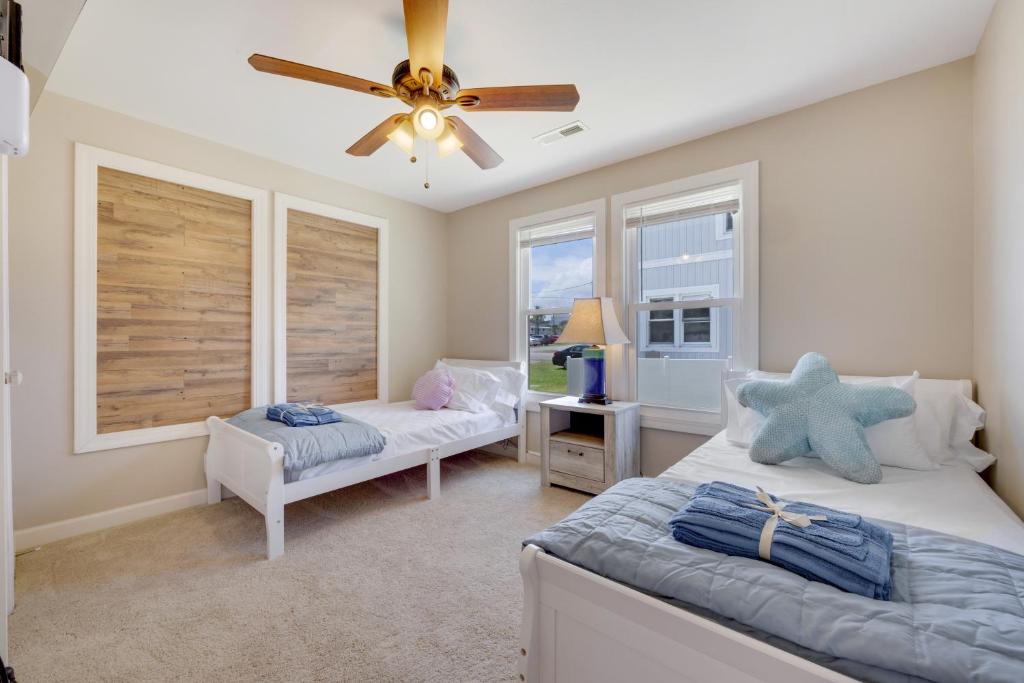 Beachy Keen, North Myrtle Beach beach single-family house, 150 feet to ocean! Pets welcome!客房内的一张或多张床位
