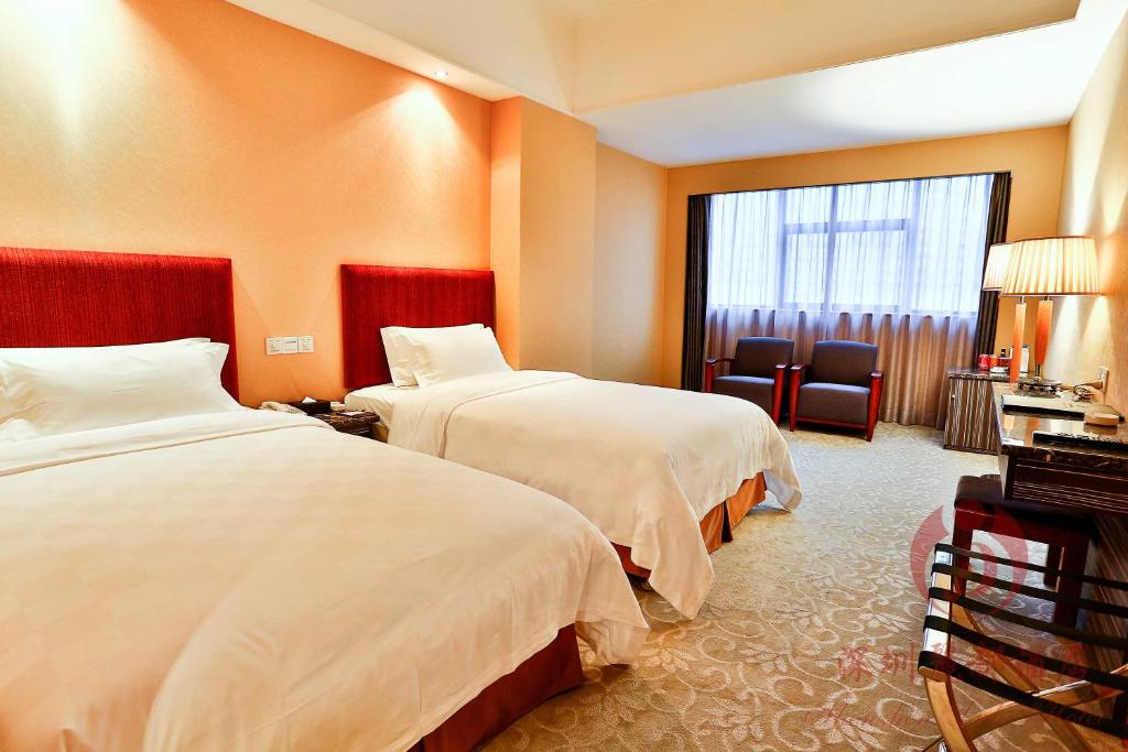 深圳深圳丽都酒店(罗湖)的酒店客房设有两张床和窗户。