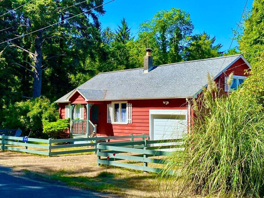 Ocean ParkOcean Park Beach Cottage的前面有栅栏的红色房子