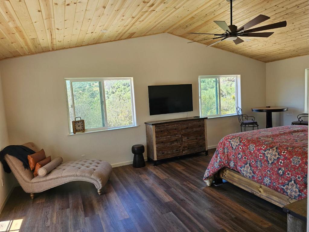 奥克赫斯特Hidden Falls Retreat的一间卧室配有一张床和一台平面电视
