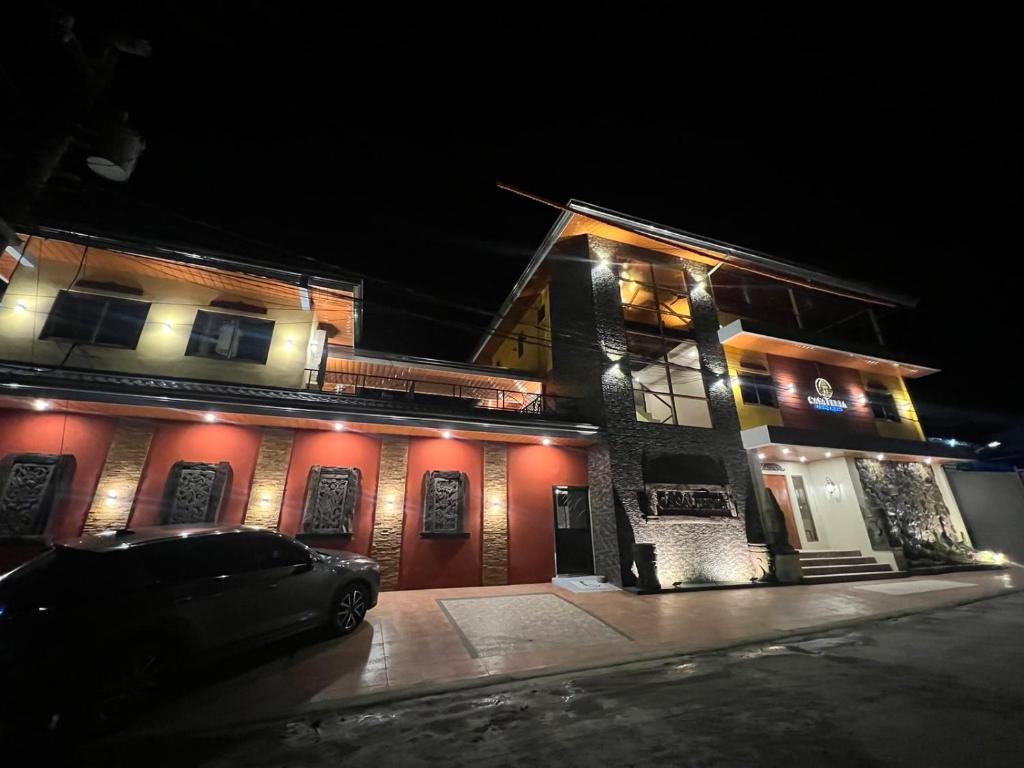 潘索尔Casa Ferta的一座建筑,晚上停在前面