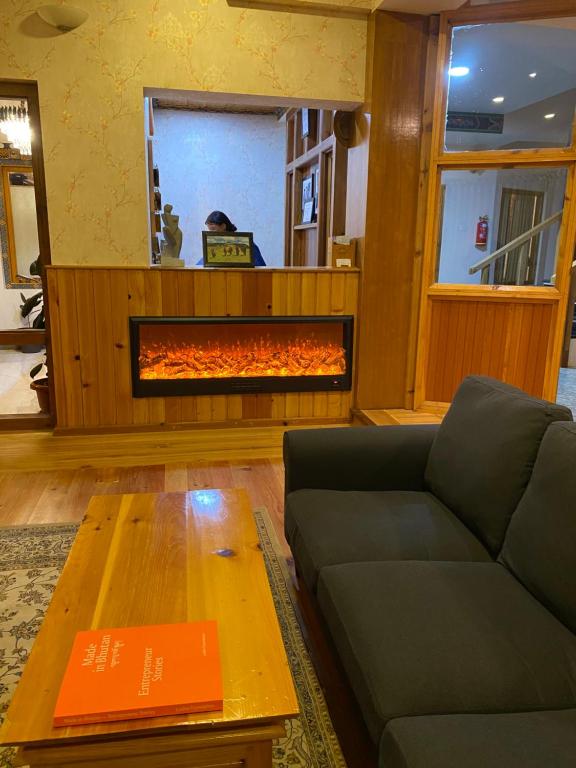 帕罗Lhayhuel Resort and Spa的带沙发和壁炉的客厅